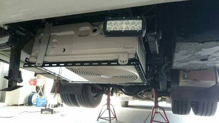 コンデンサーはスペアータイヤを外し吊下げ式